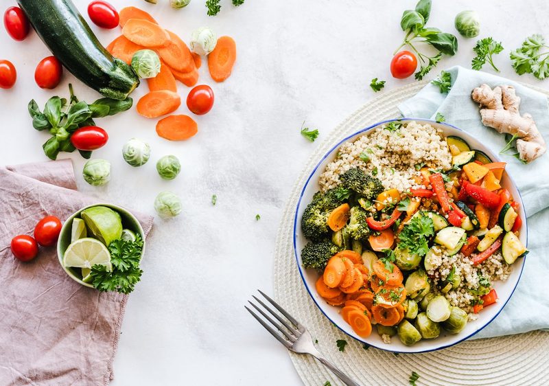 Pratos de refeição equilibrada com legumes e fruta